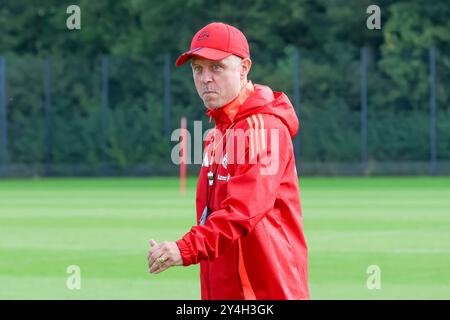 München, Deutschland. September 2024. Alexander Straus (FC Bayern München, Trainer), Oeffentliches Training. FC Bayern München Frauen, Fussball, Saison 24/25, 18.09.2024, Foto: Eibner-Pressefoto/Jenni Maul Credit: dpa/Alamy Live News Stockfoto