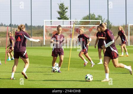 München, Deutschland. September 2024. Spielerinnen beim Training, Oeffentliches Training. FC Bayern München Frauen, Fussball, Saison 24/25, 18.09.2024, Foto: Eibner-Pressefoto/Jenni Maul Credit: dpa/Alamy Live News Stockfoto