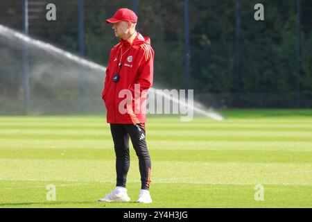 München, Deutschland. September 2024. Alexander Straus (FC Bayern München, Trainer), Oeffentliches Training. FC Bayern München Frauen, Fussball, Saison 24/25, 18.09.2024, Foto: Eibner-Pressefoto/Jenni Maul Credit: dpa/Alamy Live News Stockfoto