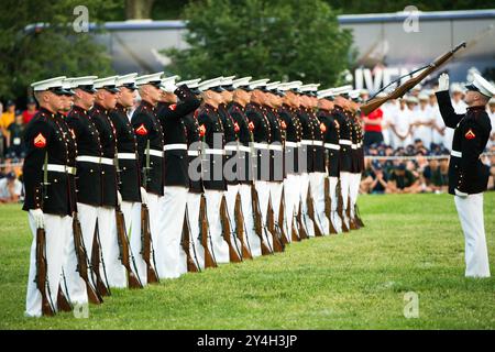 ARLINGTON, Virginia, Vereinigte Staaten – der Silent Drill Platoon des US Marine Corps führt seine Präzisionsbohrungen während der Sunset Parade am Iwo Jima Memorial in Arlington, Virginia, durch. Die Veranstaltung ehrt die Geschichte des Marine Corps und findet in der Nähe des berühmten Marine Corps war Memorial statt. Stockfoto