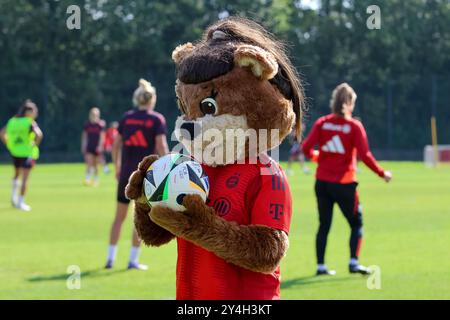 München, Deutschland. September 2024. Maskottchen Mia mit Ball beim Training, Oeffentliches Training. FC Bayern München Frauen, Fussball, Saison 24/25, 18.09.2024, Foto: Eibner-Pressefoto/Jenni Maul Credit: dpa/Alamy Live News Stockfoto