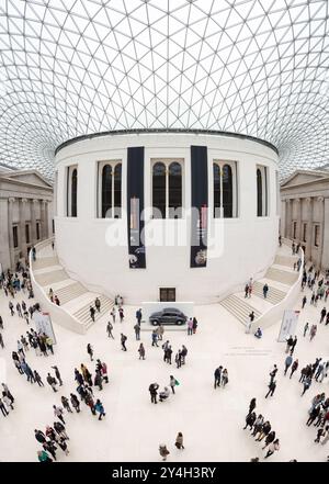 British Museum Queen Elizabeth II Great Court London // LONDON, Vereinigtes Königreich — The Queen Elizabeth II Great Court im British Museum in London. Dieser 2 Hektar große, überdachte Platz, der vom Architekten Norman Foster entworfen und 2000 eröffnet wurde, verfügt über ein spektakuläres Glasdach und dient als zentraler Mittelpunkt des Museums. Der Raum umfasst den ikonischen Lesesaal und bietet Zugang zu verschiedenen Galerien und Ausstellungen. Stockfoto