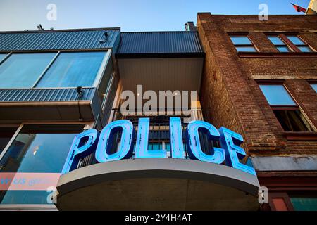 Neon Police Sign On Gebäude mit gemischter Architektur, Low Angle View Stockfoto