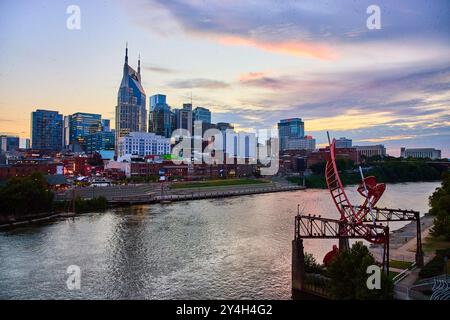 Skyline von Nashville bei Sonnenuntergang mit Geisterballett aus der Luftperspektive Stockfoto