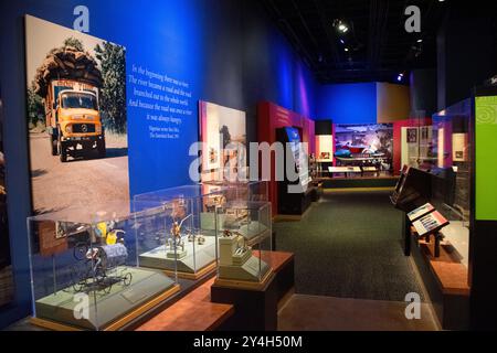 WASHINGTON DC, Vereinigte Staaten – eine Ausstellung über afrikanisches Kulturerbe im National Museum of Natural History des Smithsonian. Die Ausstellung zeigt Artefakte und Informationen, die die verschiedenen Kulturen und Traditionen Afrikas dokumentieren. Diese sorgfältig kuratierten Ausstellungen dienen dazu, Besucher über afrikanische kulturelle Praktiken und das materielle Erbe zu informieren. Stockfoto