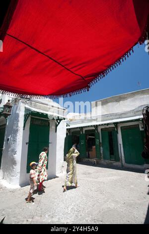 Tetouan, Marokko, 2. Juli 2007, Besucher schlendern durch die lebhaften Straßen der Altstadt von Tetouan unter der hellen Sonne, umgeben von traditionellen Archit Stockfoto