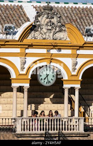 Sevilla, Spanien Aug 15 2007 versammeln sich Menschen unter der Uhr auf der Stierkampfarena Real Maestranza und bewundern die atemberaubende Architektur in Sevilla, Spanien, auf einem Su Stockfoto