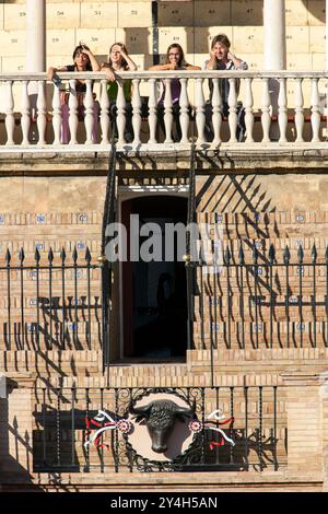 Sevilla, Spanien Aug 15 2007, Eine Gruppe von Mädchen beobachtet aufmerksam von einem Balkon während des Stierkampfes in Sevilla, Spanien, und fängt die Spannung des Vortages ein Stockfoto