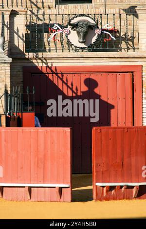 Sevilla, Spanien, 15. August 2007, die Tore einer Stierkampfarena in Sevilla stehen vor dem Stierkampf offen und zeigen die Vorfreude auf die Veranstaltung am 15. August, Stockfoto