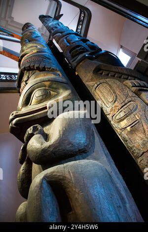 WASHINGTON DC, Vereinigte Staaten — Ein ähnliches Bild eines Grizzlybären bildet den unteren Teil eines Tsimshian Totempfahls aus dem 19. Jahrhundert an der amerikanischen Nordwestküste, ausgestellt im Smithsonian National Museum of Natural History. Das Totem repräsentiert bedeutende kulturelle Symbole des tsimshianischen Volkes. Stockfoto