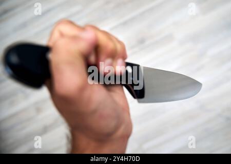 Bayern, Deutschland - 18. September 2024: Ein Mann hält ein großes Küchenmesser in der Hand. Symbolbild Messerangriff *** ein Mann hält ein großes Küchenmesser in der Hand. Symbolbild Messerangriff Stockfoto