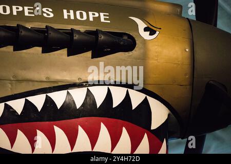 Curtiss P-40E Warhawk Lope's Hope Udvar-Hazy Center Chantilly Virginia // CHANTILLY, Virginia — die Curtiss P-40E Lope's Hope, ein Kampfflugzeug aus dem Zweiten Weltkrieg, wird im Steven F. Udvar-Hazy Center in der Nähe des internationalen Flughafens Washington Dulles ausgestellt. Die P-40E Warhawk diente als primäres Kampfflugzeug für die United States Army Air Forces in den ersten Jahren des Zweiten Weltkriegs, insbesondere im Pacific Theatre. Dieser Standort dient als Begleitort zum Smithsonian's National Air and Space Museum in der National Mall in Washington, D.C. das Udvar-Hazy Center beherbergt den Stockfoto