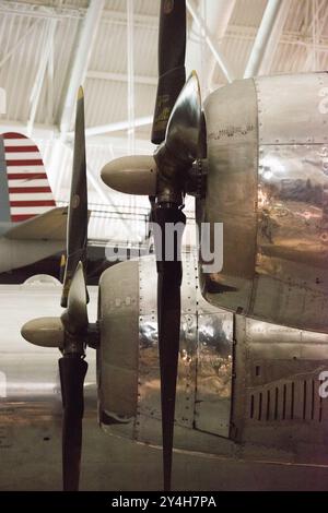 CHANTILLY, Virginia, Vereinigte Staaten – Eine detaillierte Ansicht des Bombers Enola Gay, des Bombers der Boeing B-29 Superfortress, der die Atombombe auf Hiroshima abwarf, im Steven F. Udvar-Hazy Center des Smithsonian National Air and Space Museum. Dieses historische Flugzeug, das am Ende des Zweiten Weltkriegs liegt, ist Teil der umfangreichen Sammlung von Artefakten aus der Luft- und Raumfahrt. Stockfoto