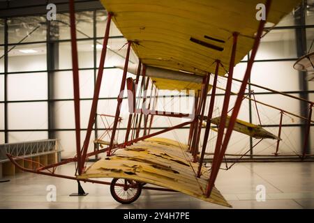 Baldwin Red Devil Flugzeuge Udvar-Hazy Center Chantilly Virginia // CHANTILLY, Virginia, Vereinigte Staaten — die Baldwin Red Devil Flugzeuge aus dem Jahr 1911 stehen im Steven F. Udvar-Hazy Center des Smithsonian. Dieses seltene Beispiel früherer Luftfahrttechnologie stellt eine Schlüsselperiode in der amerikanischen Luft- und Raumfahrtentwicklung dar. Das Flugzeug ist ein Beispiel für das frühe Doppeldeckerdesign aus der Pionierzeit des Motorflugs. Stockfoto