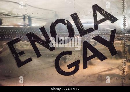 CHANTILLY, Virginia, Vereinigte Staaten – Eine detaillierte Ansicht des Bombers Enola Gay, des Bombers der Boeing B-29 Superfortress, der die Atombombe auf Hiroshima abwarf, im Steven F. Udvar-Hazy Center des Smithsonian National Air and Space Museum. Dieses historische Flugzeug, das am Ende des Zweiten Weltkriegs liegt, ist Teil der umfangreichen Sammlung von Artefakten aus der Luft- und Raumfahrt. Stockfoto
