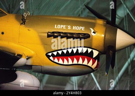 Curtiss P-40E Lope's Hope Udvar-Hazy Center Chantilly Virginia // CHANTILLY, Virginia — die Curtiss P-40E Lope's Hope, ein Kampfflugzeug aus dem Zweiten Weltkrieg, wird im Steven F. Udvar-Hazy Center in der Nähe des internationalen Flughafens Washington Dulles ausgestellt. Die P-40E Warhawk diente als primäres Kampfflugzeug für die United States Army Air Forces in den ersten Jahren des Zweiten Weltkriegs, insbesondere im Pacific Theatre. Dieser Standort dient als Begleitort zum Smithsonian National Air and Space Museum in der National Mall in Washington, D.C. das Udvar-Hazy Center beherbergt das Museum Stockfoto