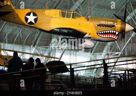 Curtiss P-40E Warhawk Lope's Hope Udvar-Hazy Center Chantilly Virginia // CHANTILLY, Virginia — die Curtiss P-40E Lope's Hope, ein Kampfflugzeug aus dem Zweiten Weltkrieg, wird im Steven F. Udvar-Hazy Center in der Nähe des internationalen Flughafens Washington Dulles ausgestellt. Die P-40E Warhawk diente als primäres Kampfflugzeug für die United States Army Air Forces in den ersten Jahren des Zweiten Weltkriegs, insbesondere im Pacific Theatre. Dieser Standort dient als Begleitort zum Smithsonian's National Air and Space Museum in der National Mall in Washington, D.C. das Udvar-Hazy Center beherbergt den Stockfoto