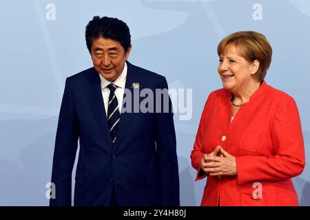 ARCHIVFOTO: Shinzo ABE wäre 70 Jahre alt geworden am 21. September 2024 begrüßt Angela MERKEL, Bundeskanzlerin der Bundesrepublik Deutschland, GER, Shinzo ABE, japanische Premierministerin, Japan, JPN, G20-Treffen in Hamburg, G20-Gipfel, Sumwith, Deutschland, 07.07.2017 ? Stockfoto