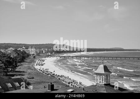 Binzer Strand, Ostsee und Seebrücke, Seebad Binz, Insel Rügen, Mecklenburg-Vorpommern, Deutschland Stockfoto