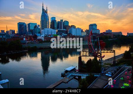 Skyline von Nashville bei Sonnenuntergang mit Skulpturenspiegelung von erhöhter Aussicht Stockfoto