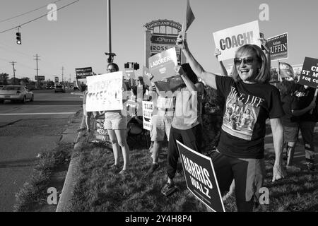 Demonstranten beim Positivitätsprotest der Demokratischen Partei des Genesee County, 17. September 2024 Stockfoto