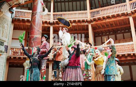 Zentrum, hochgehalten: Eduardo Moreira (Romeu / Romeo) in ROMEU & JULIETA im Shakespeare's Globe, London SE1 12/07/2000, basierend auf ROMEO UND JULIA von Shakespeare präsentiert von Grupo Galpao / Brasilien konzipiert und geleitet von Gabriel Villela Stockfoto