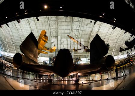 Eine Silhouette des hinteren Teils des Lockheed SR-71 Blackbird im Udvar-Hazy Center des Smithsonian National Air and Space Museum. In der Nähe Stockfoto