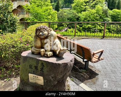 Kinugawa Onsen, Japan 2. Mai 2023: Die Stadt mit Blick auf die Straße. Eine Ooni-Statue in Kinugawa Onsen. Ein Ooni ist eine Art Dämon, ork, Oger oder Troll auf Japanisch Stockfoto