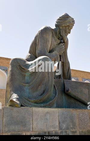 Usbekistan, Chiwa, Ichon Qala, Statue von Al-Khorezmi vor der Medersa Mohammed Amin Khan Stockfoto