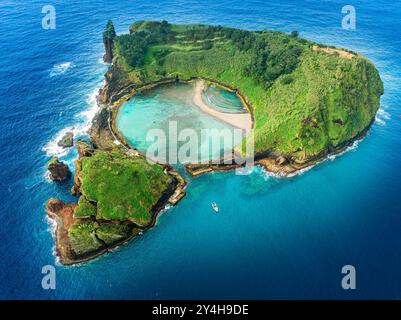 Blick aus der Vogelperspektive auf Ilheu de Vila Franca, eine vulkanische Insel in der Nähe der Azoren mit einem natürlichen Pool, ideal zum Schwimmen, Schnorcheln und Öko-Tourismus in einem prist Stockfoto