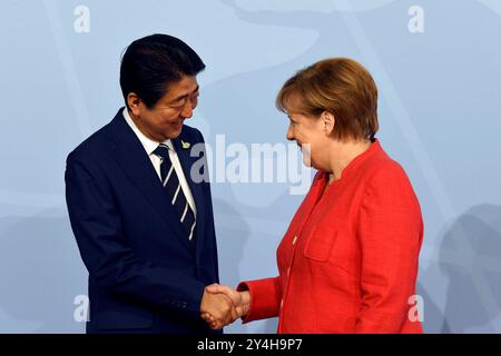 ARCHIVFOTO: Shinzo ABE wäre 70 Jahre alt geworden am 21. September 2024 begrüßt Angela MERKEL, Bundeskanzlerin der Bundesrepublik Deutschland, GER, Shinzo ABE, japanische Premierministerin, Japan, JPN, G20-Treffen in Hamburg, G20-Gipfel, Sumwith, Deutschland, 07.07.2017 ? Stockfoto