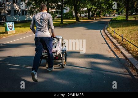 Berlin Reinickendorf OT Tegel Tegeler See / Tegeler Hafen, Vater joggt mit Kinderwagen - 18.09.2024 Berlin *** Berlin Reinickendorf OT Tegel Tegeler See Tegeler Hafen, Vater joggt mit Kinderwagen 18 09 2024 Berlin Stockfoto