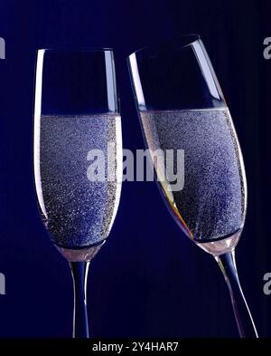 Zwei Gläser gefüllt mit Champagner, Sektglas, Sektgläser, Sektglas, Party, Feier, Silvester, Studio Stockfoto