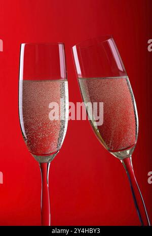 Zwei Gläser gefüllt mit Champagner, Sektglas, Sektgläser, Sektglas, Party, Feier, Silvester, Studio Stockfoto