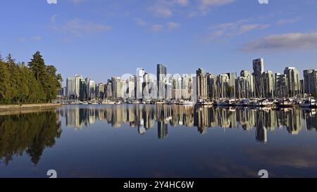 Skyline von Vancouver mit Coal Harbour, fotografiert aus Stanley Park, Vancouver, Kanada, Nordamerika Stockfoto