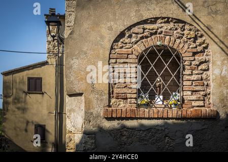 Figur eines heiligen in einer Hausmauer, Dorf, ländlich, Bolgheri, Italien, Europa Stockfoto