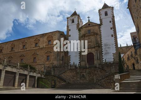 Eine alte Kirche mit zwei Türmen und einer großen Treppe, umgeben von historischen Gebäuden, Iglesia de San Francisco Javier, Plaza San Jorge, Altstadt, CA Stockfoto