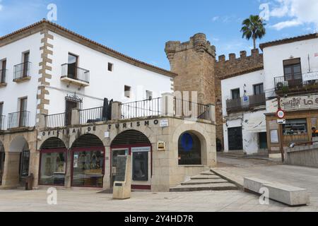 Ein Touristenbüro und historisches Gebäude an einem sonnigen, gepflasterten Platz, Plaza Mayor, Caceres, Caceres, Extremadura, Spanien, Europa Stockfoto