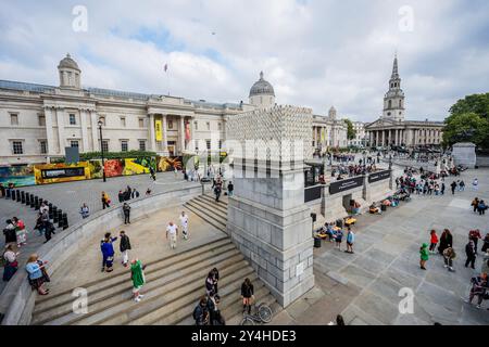 London, Großbritannien. September 2024. MIL Veces un Instante von Teresa Margolles wird auf dem 4. Sockel des Trafalgar Square enthüllt, wo 25 Jahre Auftragsvergabe stattfanden. Die Arbeit besteht aus Gipsabdrücken von Gesichtern von Hunderten transtranssexueller, nicht-binärer und geschlechtsfeindlicher Menschen, die eng mit Gemeindegruppen in Mexiko-Stadt und Juárez (Mexiko) sowie London (Großbritannien) zusammenarbeiten. Guy Bell/Alamy Live News Stockfoto