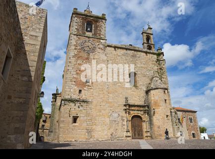 Historische Kirche mit kunstvollen Glockentürmen unter blauem Himmel, Iglesia de San Mateo, Altstadt, Co-Kathedrale Santa Maria de Caceres, Caceres, Caceres Stockfoto