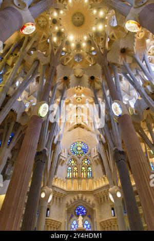 Das Innere der Sagrada Familia (Kirche der Heiligen Familie), der Kathedrale, die von Gaudi in Barcelona, Spanien, Europa entworfen wurde Stockfoto