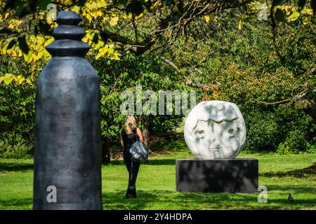 London, Großbritannien. September 2024. Yoshitomo Nara, „ennui Head“, 2020 - Besucher genießen das sonnige Wetter und erhalten eine erste Gelegenheit, sich die Frieze Sculpture anzusehen, eine der größten Outdoor-Ausstellungen in London, einschließlich Arbeiten internationaler Künstler im Regent's Park, die vom 18. September bis 27. Oktober 2024 stattfinden. Guy Bell/Alamy Live News Stockfoto