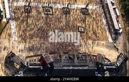 Teilnehmer des PAROOKAVILLE - Electronic Music Festival, Konzertbereich in Weeze im Bundesland Nordrhein-Westfalen, Deutschland, Europa Stockfoto