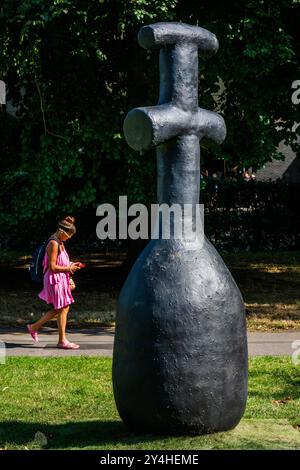 London, Großbritannien. September 2024. Theaster Gates, „The Duet“, 2023 - Besucher genießen das sonnige Wetter und erhalten eine erste Gelegenheit, sich die Frieze Sculpture anzusehen, eine der größten Outdoor-Ausstellungen in London, einschließlich Arbeiten internationaler Künstler im Regent's Park, die vom 18. September bis 27. Oktober 2024 stattfinden. Guy Bell/Alamy Live News Stockfoto