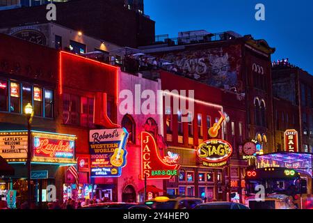 Broadway Neon Nachtleben in Bewegung während der Blue Hour Nashville Street Scene Stockfoto