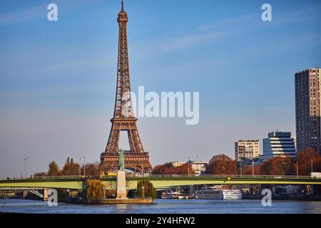 Eiffelturm über die seine mit Grenelle-Brücke und Freiheitsstatue an einem hellen Herbsttag in Paris, Frankreich Stockfoto