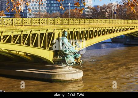 Schöne architektonische Details, die Skulptur Ville de Paris (die Stadt Paris) auf der Mirabeau Brücke über die seine an einem hellen Herbsttag in Paris, Stockfoto
