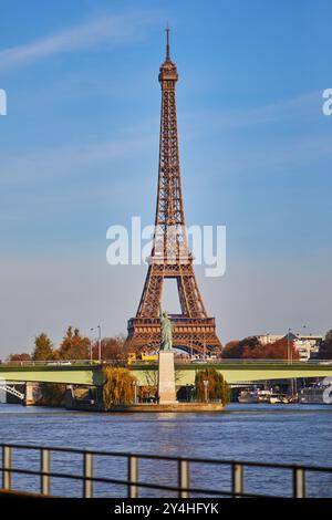 Eiffelturm über die seine mit Grenelle-Brücke und Freiheitsstatue an einem hellen Herbsttag in Paris, Frankreich Stockfoto