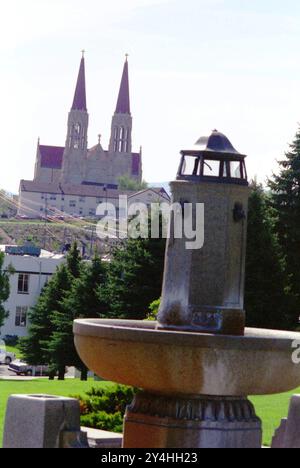 Helena, Montana, USA, ca. 1994. Blick auf den konföderierten Gedenkbrunnen und die imposante Kathedrale von St. Helena. Stockfoto