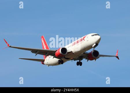 TC-MKC, Corendon Airlines, Boeing 737 MAX 8, bei Endanflug zum Flughafen London Stansted, Essex, Vereinigtes Königreich am 17. September 2024 Stockfoto